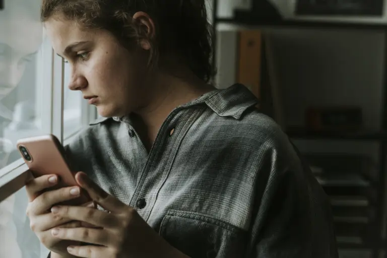 Cyberbullying cresce entre crianças e adolescentes e acende alerta para famílias