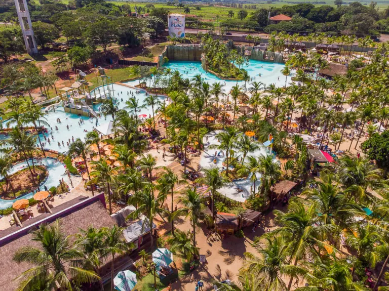 Hot Beach Parques & Resorts oferece até 30% de desconto em hospedagens e reforça tendência de viagens focadas em experiências