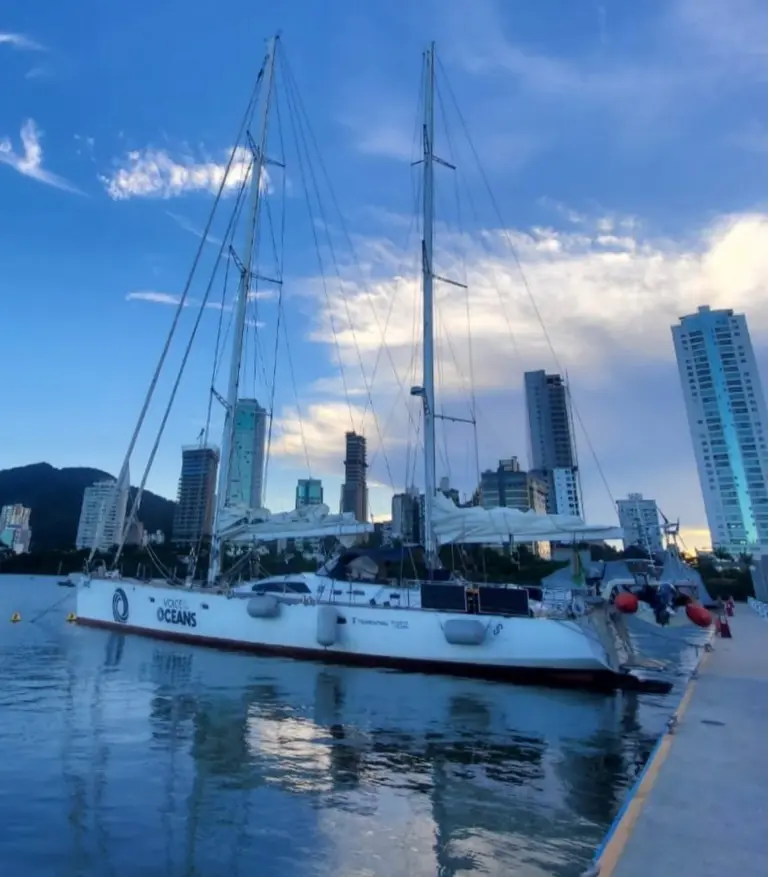 Após completar sua segunda volta ao mundo, veleiro da Família Schurmann chega à Marina Itajaí, em SC