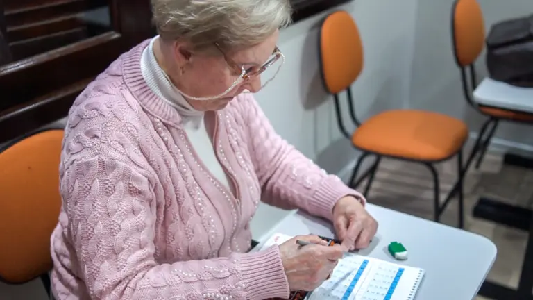 10 atividades simples para estimular o cérebro e manter memória e autonomia em qualquer idade