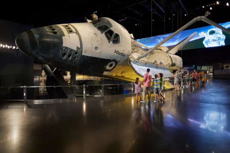 Kennedy Space Center Visitor Complex transforma viagem à Flórida em experiência para vivenciar a exploração espacial
