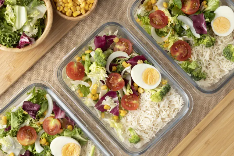 Alimentação no trabalho: como organizar marmitas equilibradas e econômicas durante a semana