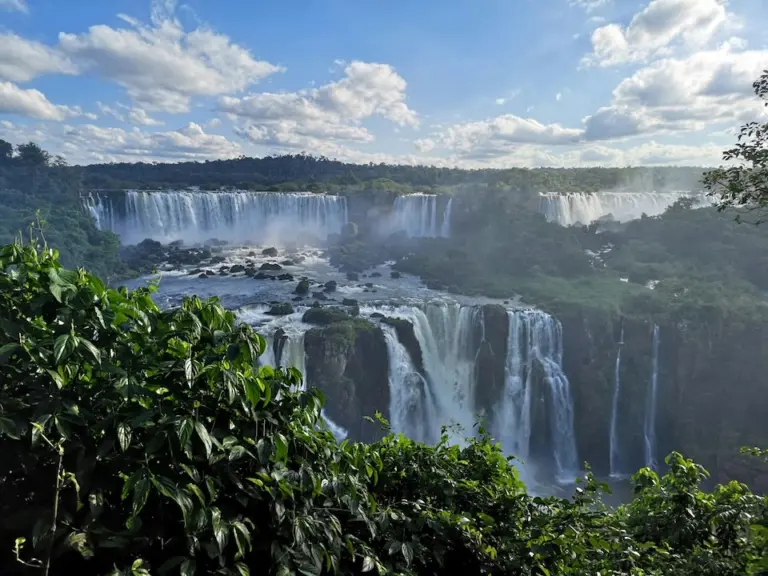 Foz do Iguaçu: natureza impressionante e experiências únicas na tríplice fronteira
