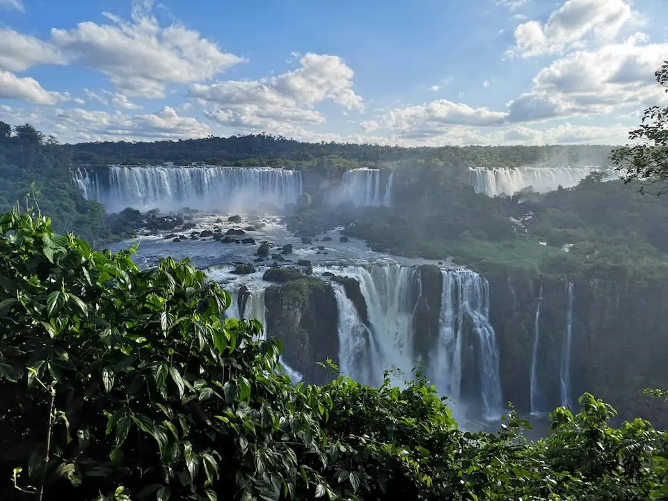 Foz do Iguaçu: natureza impressionante e experiências únicas na tríplice fronteira