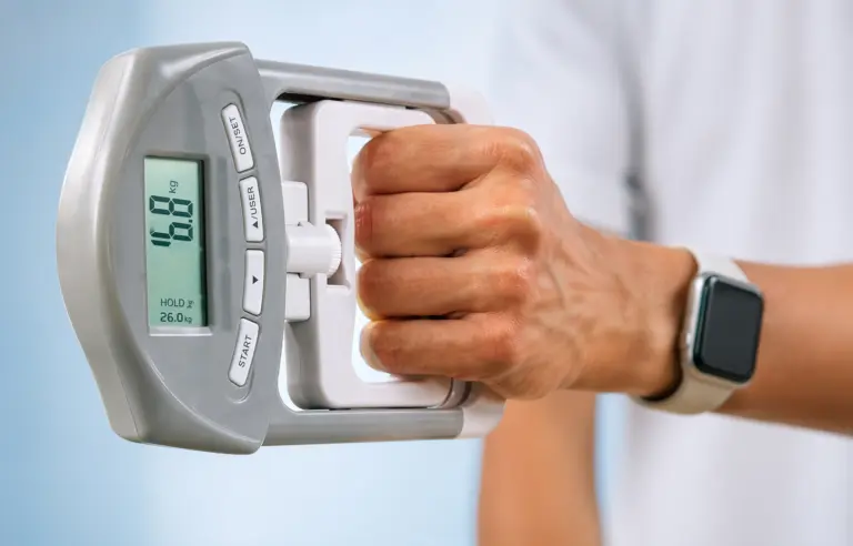 Força das mãos pode sinalizar riscos à saúde e perda muscular precoce