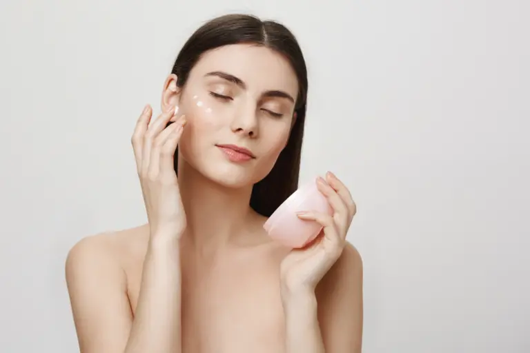 Skincare minimalista: Por que especialistas agora defendem que “menos é mais” para a sua pele