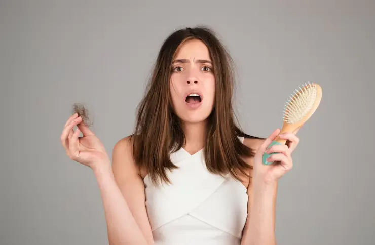 Queda de cabelo normal e queda patológica? Saiba o quanto seu cabelo cai por dia