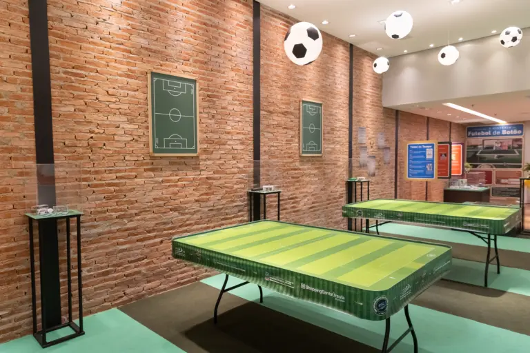 Futebol de botão e personagens clássicos reforçam a nostalgia como experiência no ShoppingSantaÚrsula