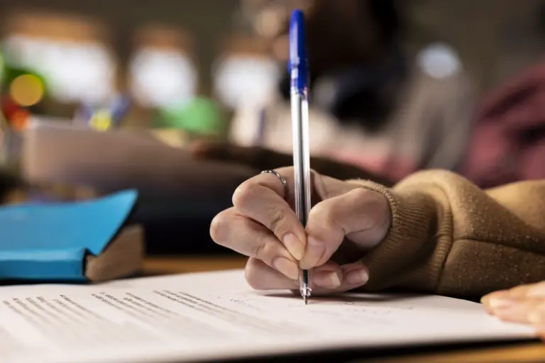 Redação do Enem 2026: professores dão dicas de preparação e sugerem temas para treinar