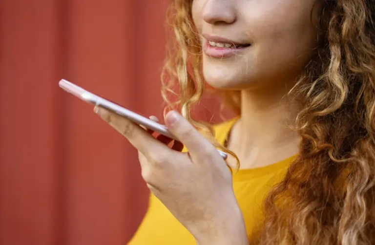 Áudios longos, reuniões e chamadas: estamos falando mais e pior? Especialista alerta para sobrecarga vocal na era digital