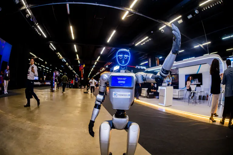 Google e Anthropic marcam presença no maior evento de Inteligência Artificial do Brasil