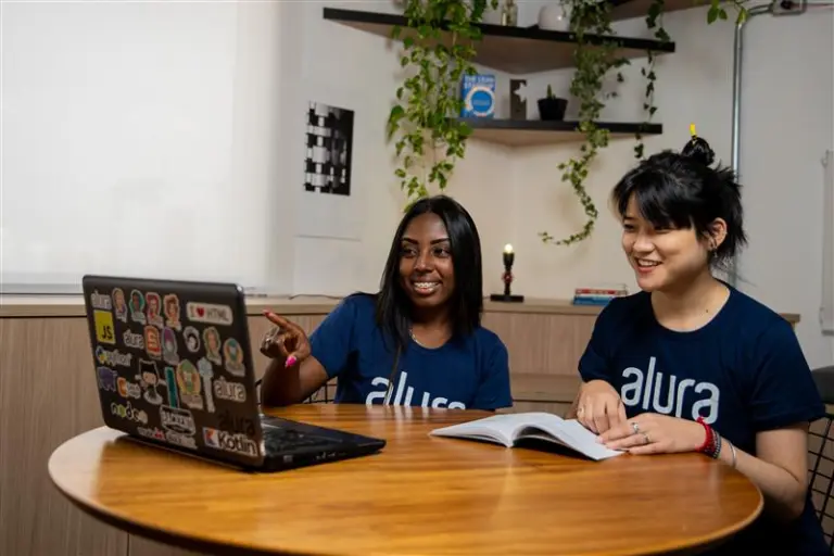 Python e Fundamentos da Programação impulsionam requalificação profissional na era da IA, aponta Alura