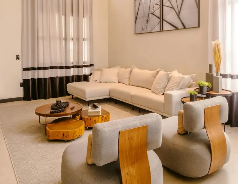 Entre texturas e estilos: o equilíbrio perfeito ao combinar madeira na decoração