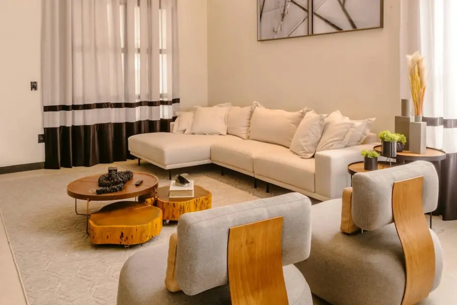 Entre texturas e estilos: o equilíbrio perfeito ao combinar madeira na decoração