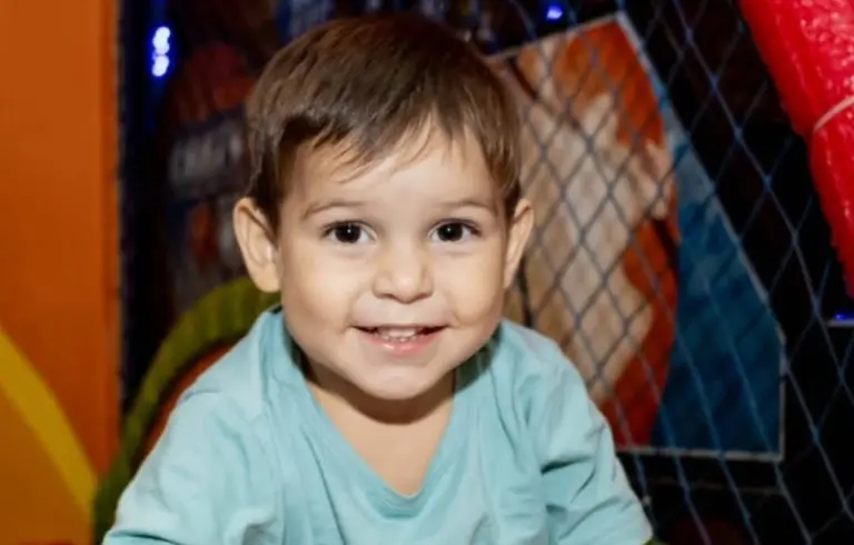 Campanha por menino com doença rara mobiliza apoio e levanta debate sobre acesso a terapias genéticas no Brasil