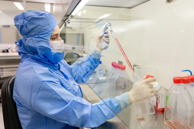 Pesquisa brasileira utiliza células-tronco para tratar complicação grave após transplante de medula óssea