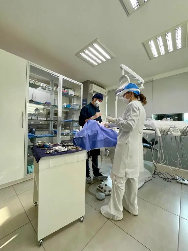 Atenção – Nem todo mundo pode fazer implante dentário: os riscos que quase ninguém explica