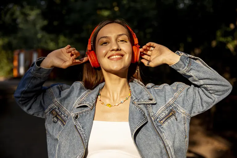 A geração dos fones: por que especialistas estão preocupados com a audição dos jovens