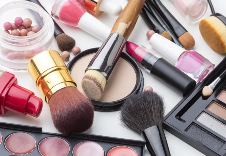 Anvisa cancela mais de 500 cosméticos e expõe limite entre regulação e segurança no setor de beleza