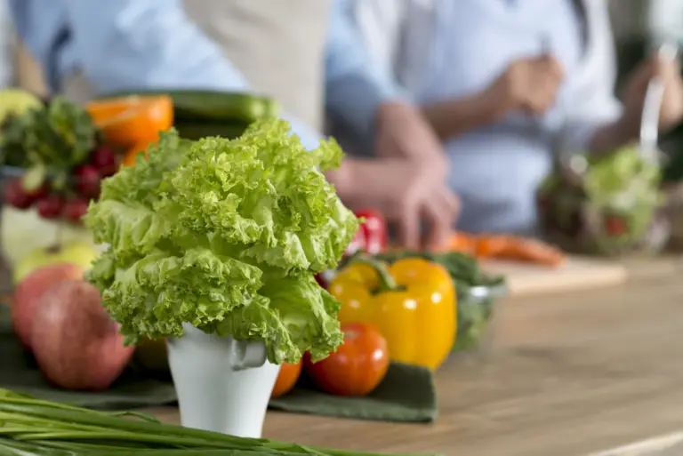 10 benefícios dos alimentos frescos para a sua saúde (e como incluí-los na rotina)
