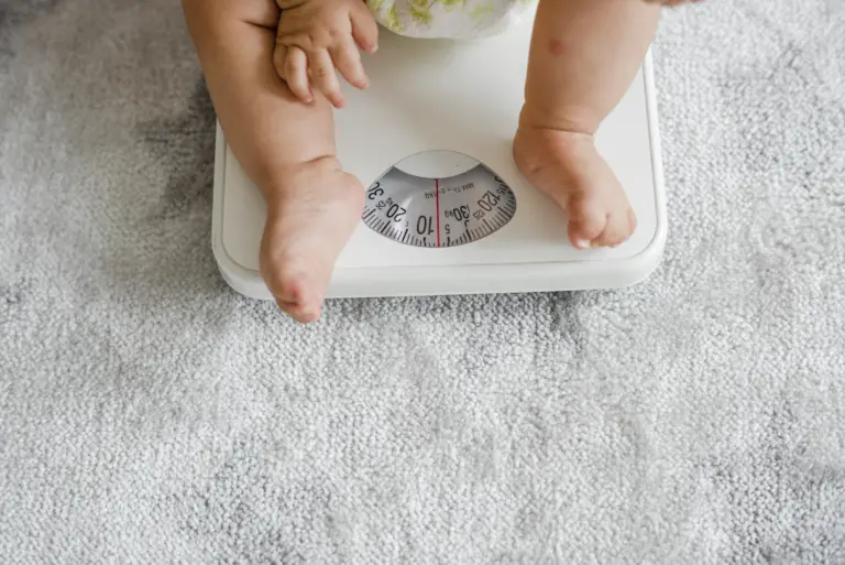 Crianças exaustas, pais cansados: como a rotina moderna contribui para o ganho de peso infantil