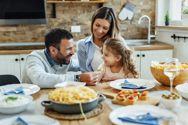 Crianças que fazem refeições em família têm hábitos mais saudáveis e melhor saúde emocional