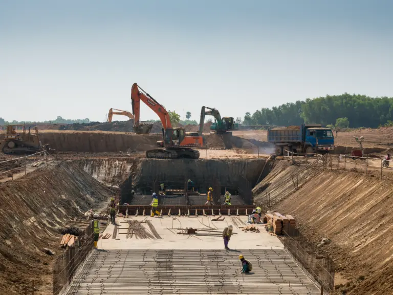 Mais da metade das obras públicas do Brasil está parada, e especialistas apontam falha estrutura