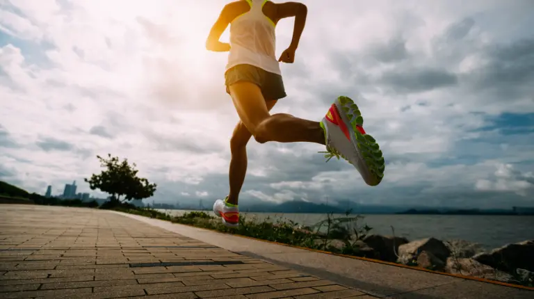 Tênis com placa de carbono para iniciantes na corrida: faz sentido?