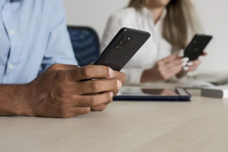 Vale a pena comprar celular usado? Veja vantagens, riscos e cuidados antes de fechar negócio