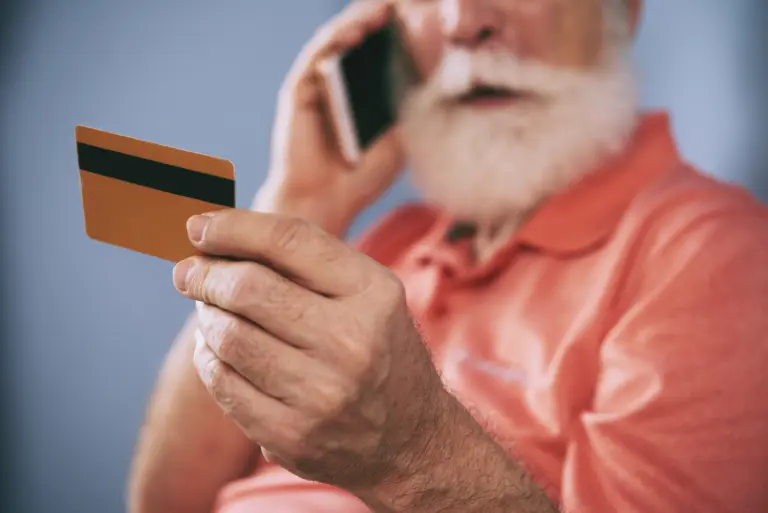 Como proteger idosos de golpes digitais