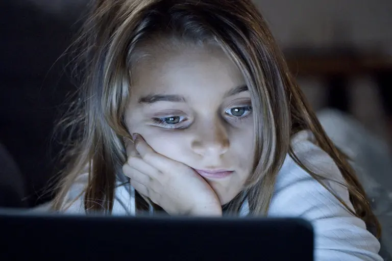 Exploração sexual infantil migra para o ambiente digital; psiquiatra alerta para sinais silenciosos