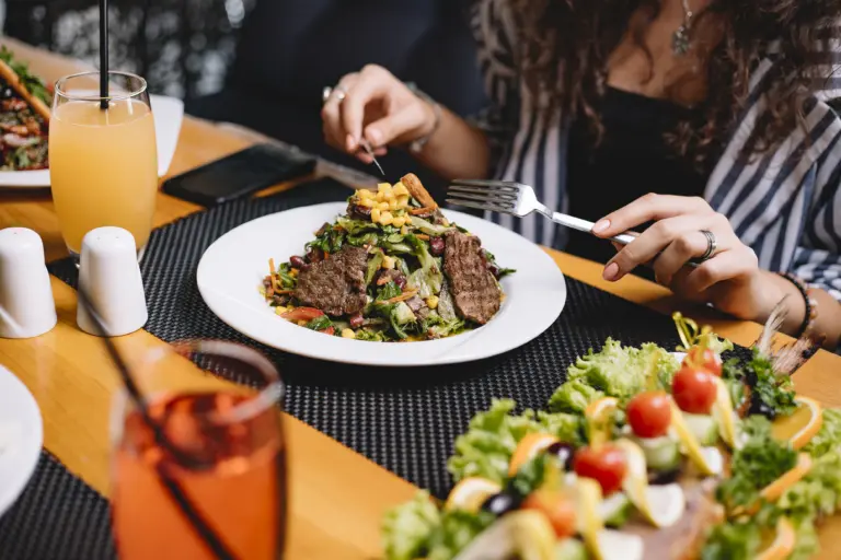  Levantamento da Alelo/Fipe mostra que almoço com benefício refeição custa, em média, R$ 40,07 em São Paulo