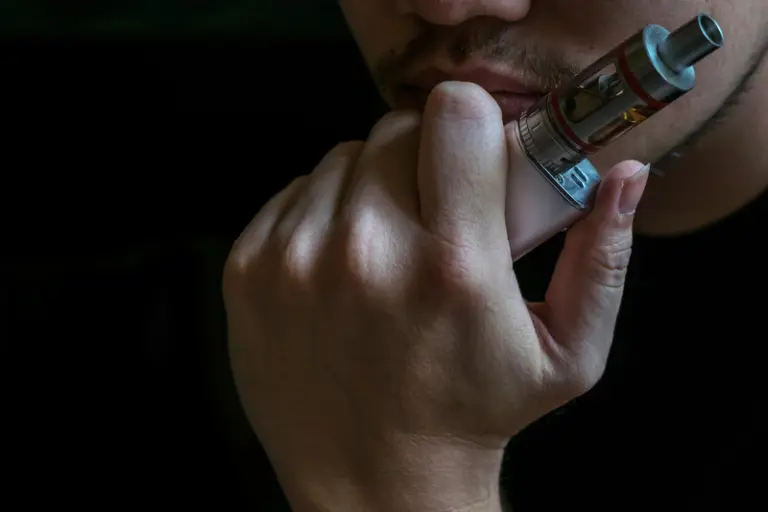 Vapes: a geração que deveria fumar menos agora inala um novo risco para o câncer
