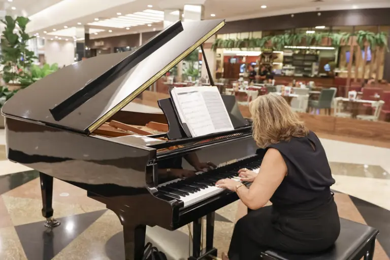 RibeirãoShopping recebe programação de piano inspirada no Dia das Mães