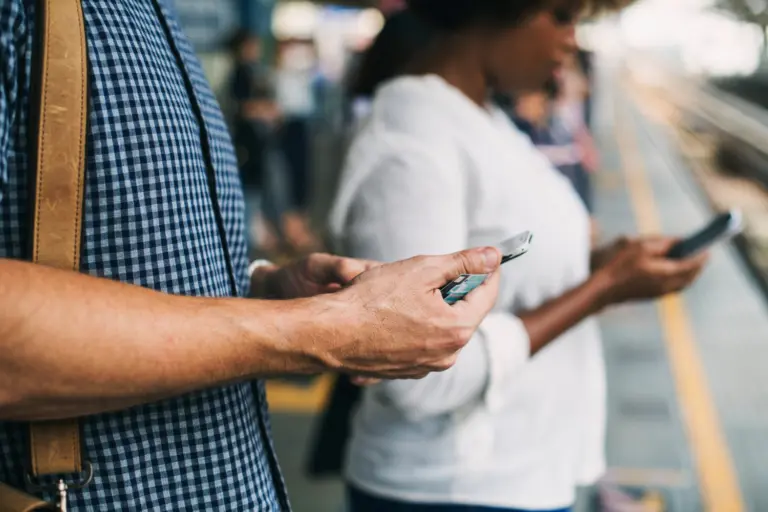 Fenômeno Digital: Celulares “engolem” o censo: Brasil já tem mais smartphones do que habitantes