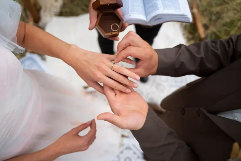 Micro wedding ganha força entre casais que preferem menos convidados e mais significado