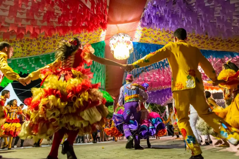Sul e sudeste são as regiões que mais buscam por festas juninas, segundo estudo