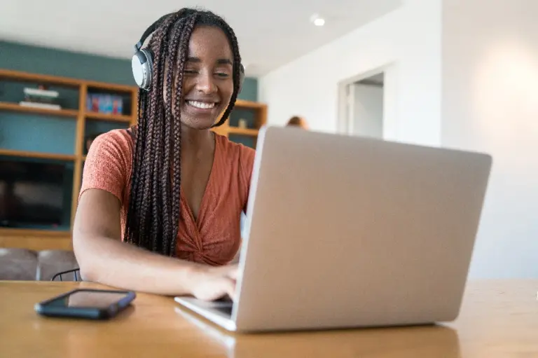 Mais de 1.900 vagas: Senac EAD leva formação técnica gratuita a estudantes de dez estados brasileiros