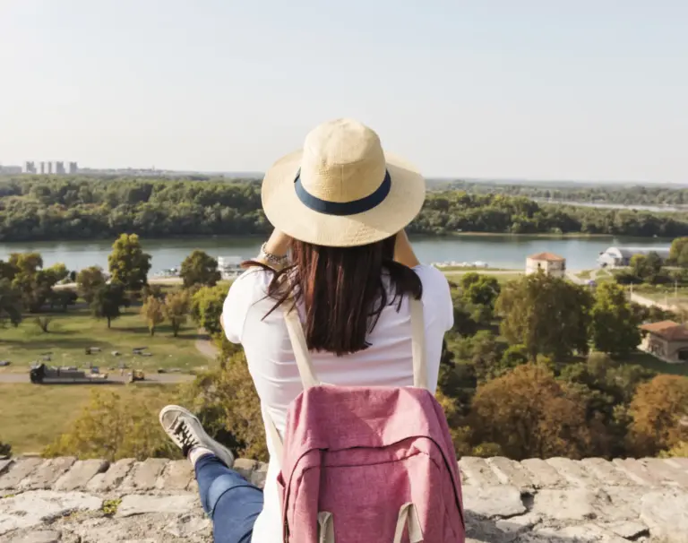 “Guia para Mulheres que Viajam Sozinhas” ganha versões em inglês e espanhol