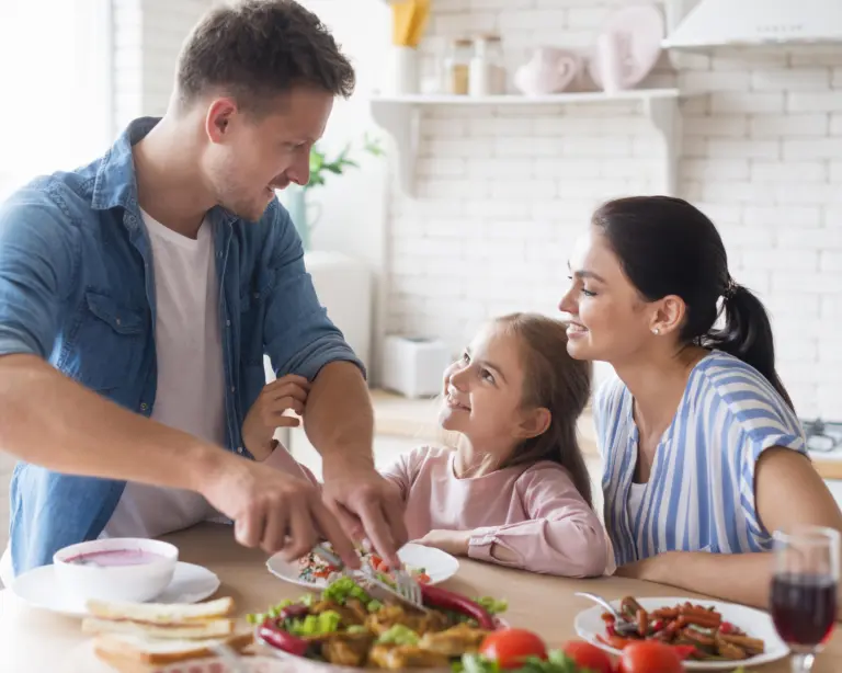 Um em cada três crianças e adolescentes brasileiros está acima do peso; refeições tradicionais, como arroz e feijão, podem ajudar a mudar esse cenário