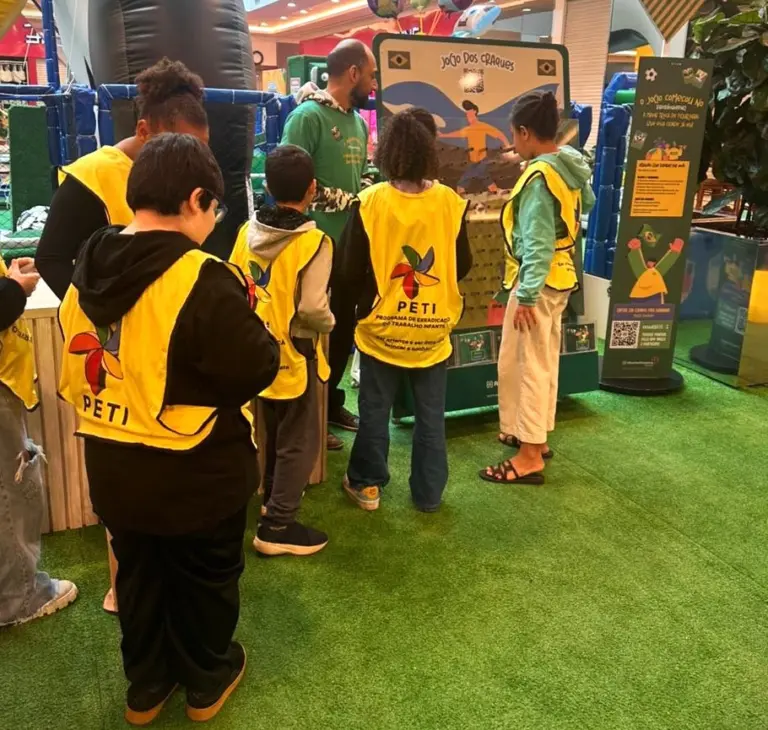 Sessão de cinema adaptada e atividades recreativas reúnem cerca de 90 participantes em ação do Multiplique o Bem no RibeirãoShopping
