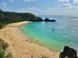 Praia do Sancho, em Fernando de Noronha, está entre as melhores praias do mundo e reforça protagonismo do arquipélago pernambucano