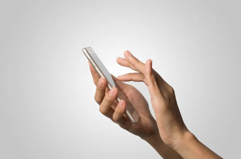 Celular caiu na água? Colocar no arroz funciona? Especialista revela o que é mito e o que é verdade sobre os smartphones