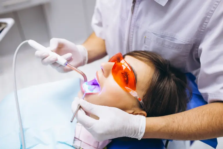 Laserterapia ganha espaço na odontologia e acelera recuperação bucal de pacientes fragilizados 