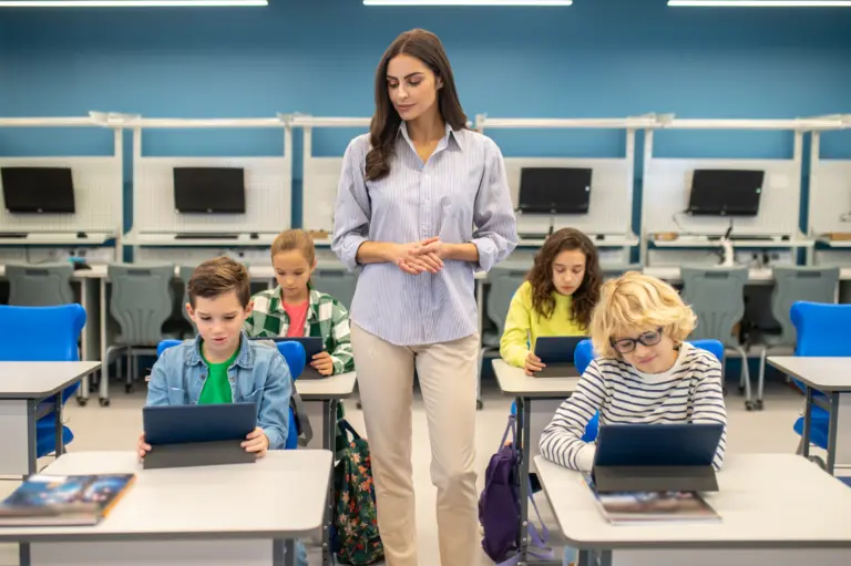 Como a IA “pensa”? Especialistas defendem que escolas ensinem funcionamento da tecnologia, e não apenas seu uso