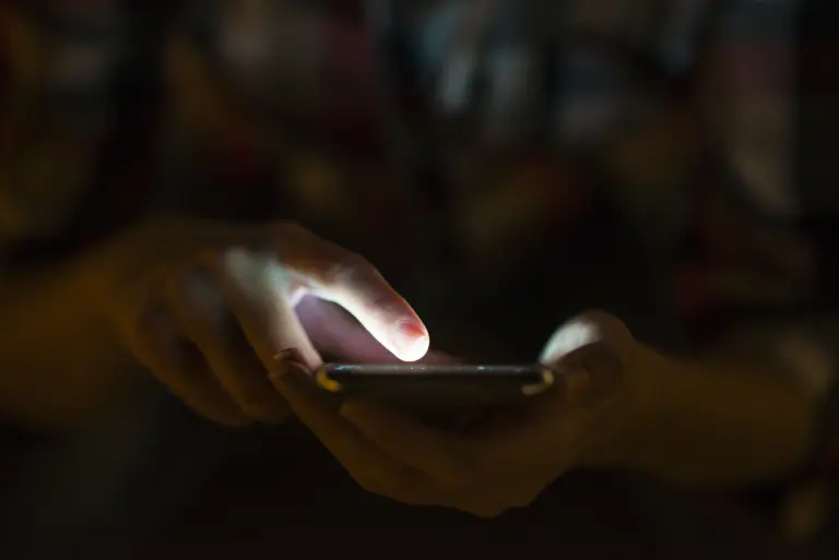 Mais de R$ 2 bilhões perdidos em golpes amorosos reforçam alerta para apps de namoro