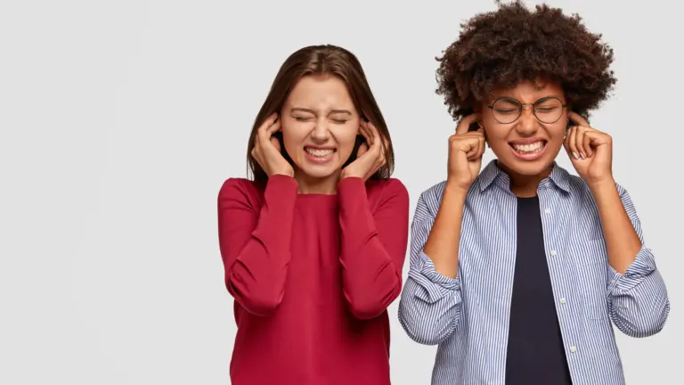 Mais de 1 bilhão de jovens podem ter problemas auditivos por causa do uso irregular do fone de ouvido