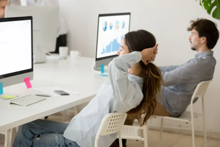 31% dos adultos sedentários no mundo: como o trabalho remoto acelera dores nas costas e perda de mobilidade