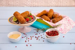 Croquetes de carne crocantes servidos com molho para acompanhar a final do Mundial