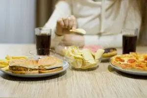 Em estudo de revisão, cientistas investigam impactos do consumo de ultraprocessados na saúde intestinal